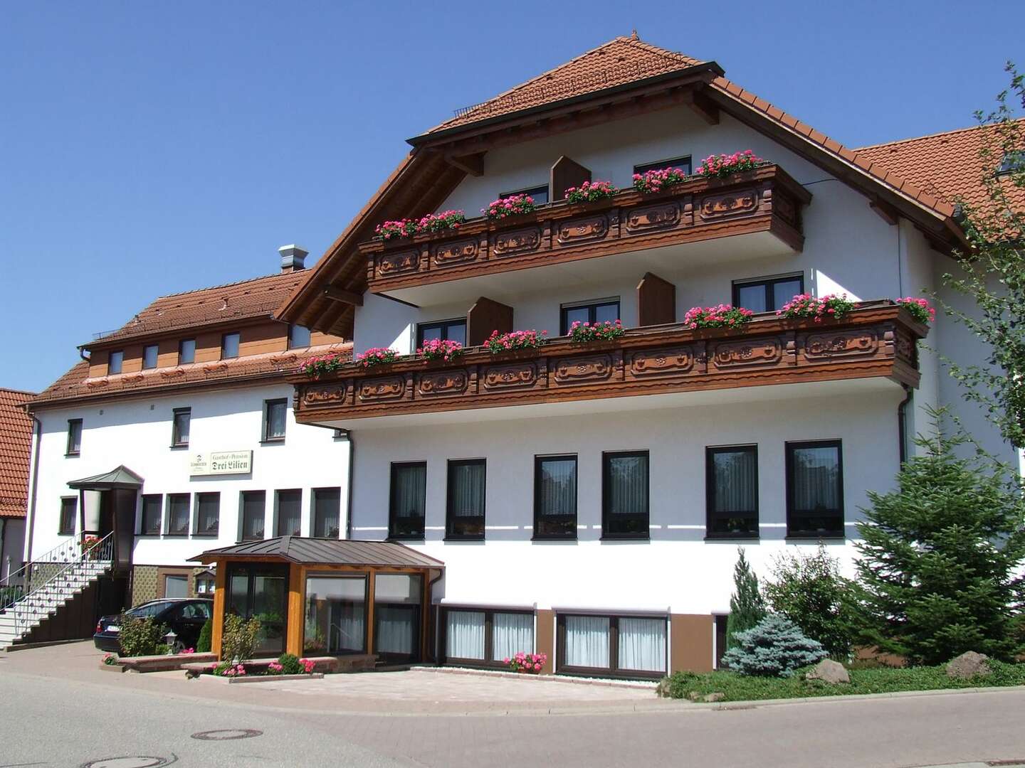 Hotel und Restaurant Drei Lilien - Gutbürgerliche Küche und Biergarten nach der Führung auf der Stutenmilchfarm